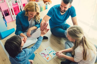 가족이 즐겁게 게임하는 모습