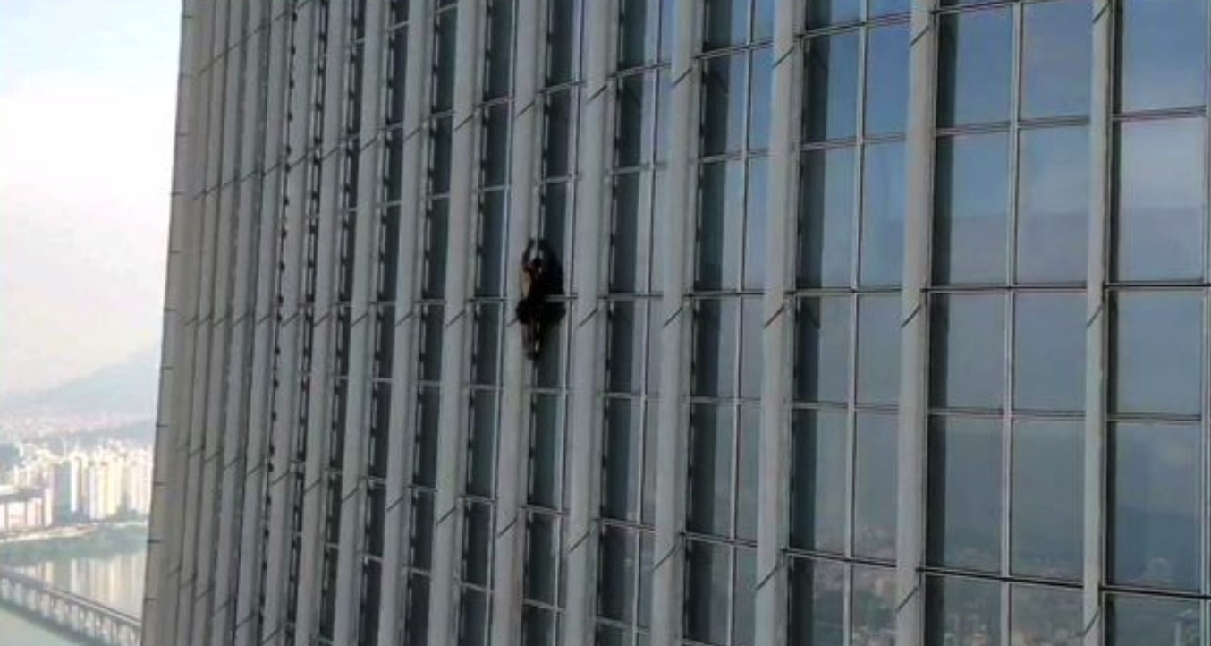 롯데타워를-오르는-조지-킹-톰슨