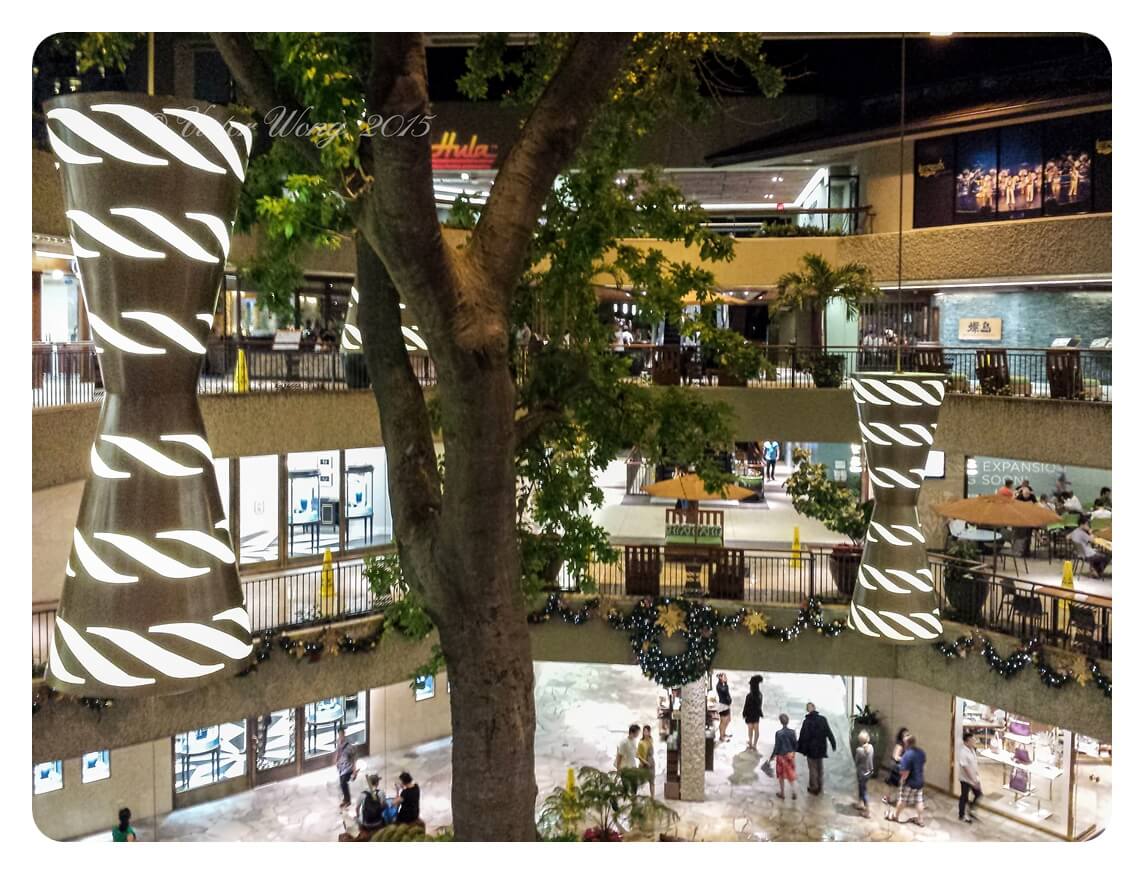 하와이 오아후섬 로얄 하와이안 센터 Royal Hawaiian Center 내부 큰 나무와 매장들을 찍은 사진