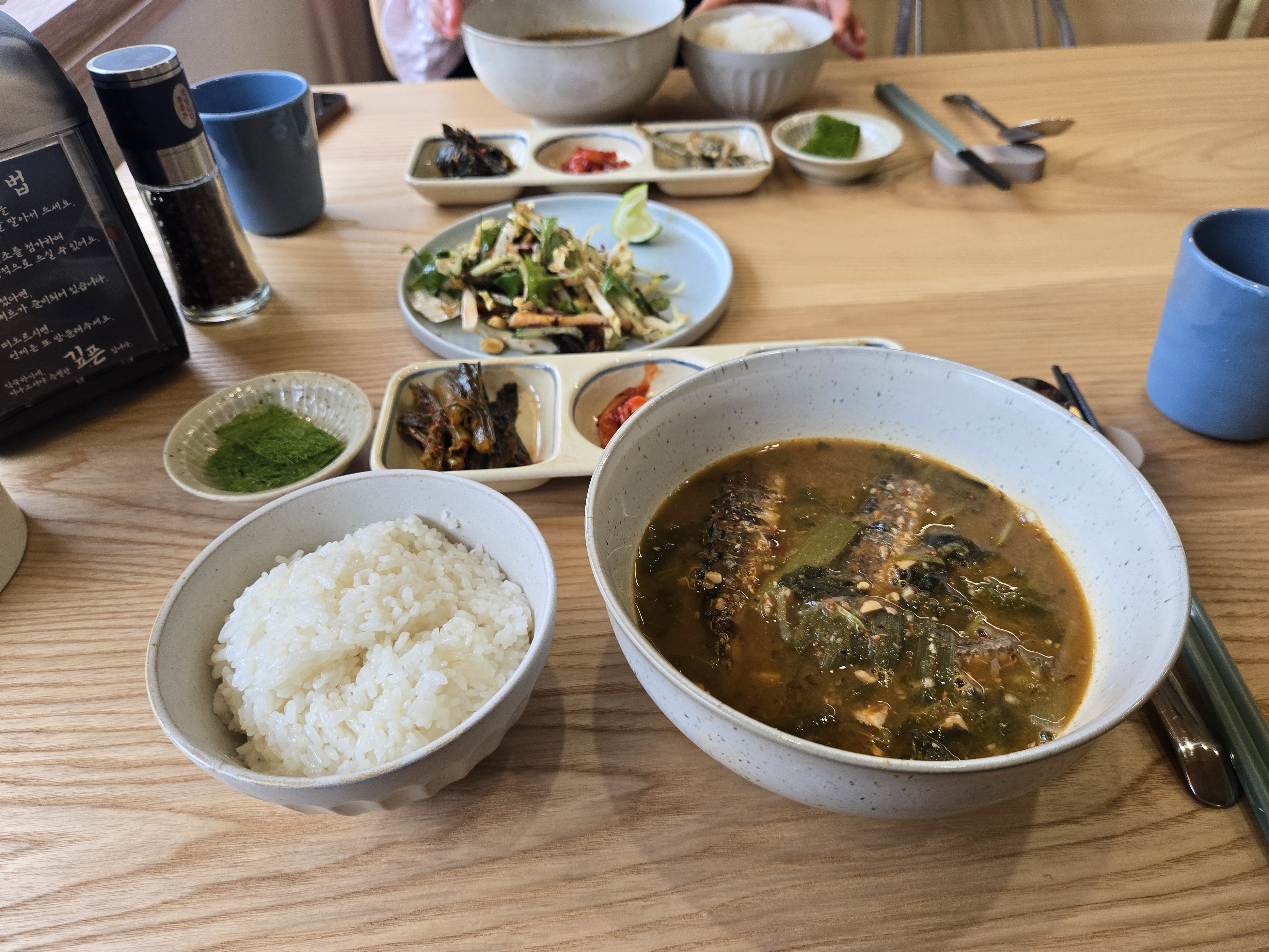 구수한 국물과 숯불 꽁치가 어우러진 깊은 맛의 엉겅퀴 국밥