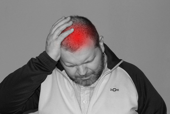 두통 때문에 사람이 머리는 잡고있는 사진