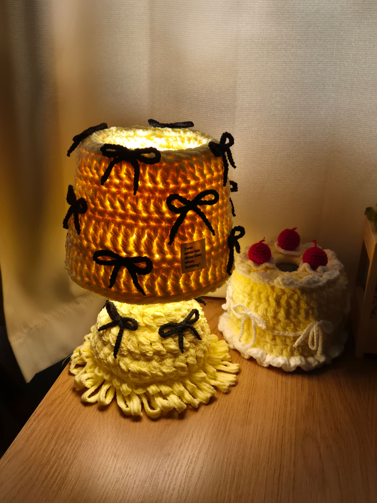 스탠드 조명에 조명을 켜고 찍은 사진