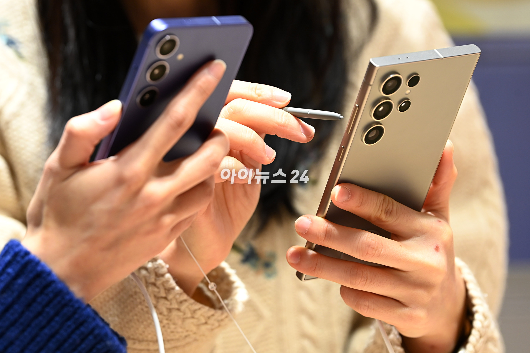 26일 오전 서울 종로구 KT플라자 광화문중앙점에서 갤럭시 S24 사전 구매고객이 제품을 살펴보고 있다. 갤럭시 S24 시리즈는 오는 31일 공식 출시된다. [사진=공동취재]