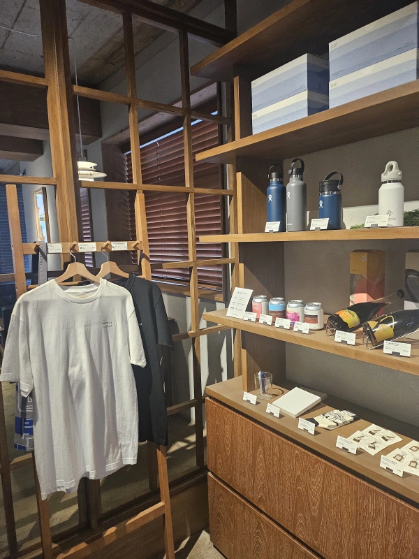 진열장-모모스굿즈-티셫,-텀블러들-뱃지들