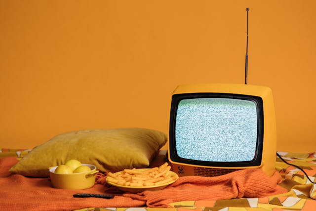 집콕 크리스마스에 침대에서 TV 보며 음식 먹는 느긋한 시간
