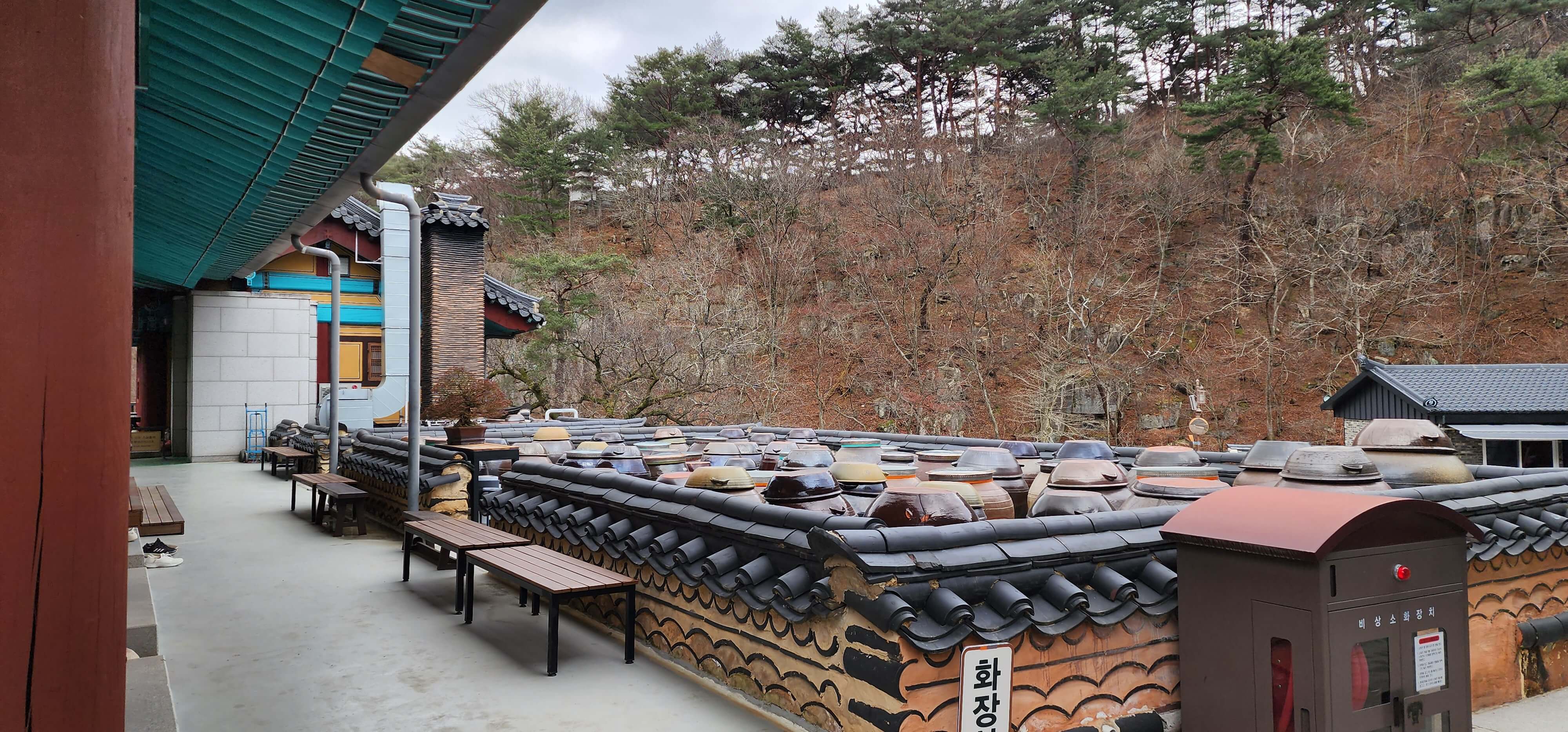 양산 통도사내 공양실 앞 장을 담아놓은 항아리 모습사진