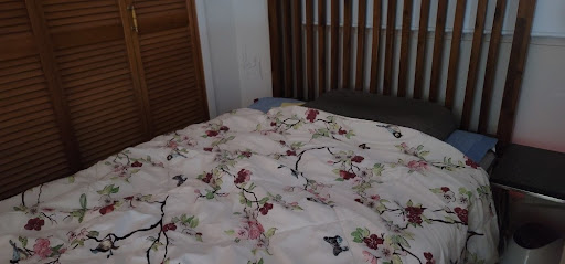 플로럴 이불이 깔린 침대와 어두운 침실 풍경, 새벽에 자주 깨는 요즘 수면 기록