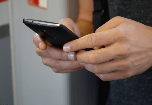 스마트폰을 조작하는 손 클로즈업