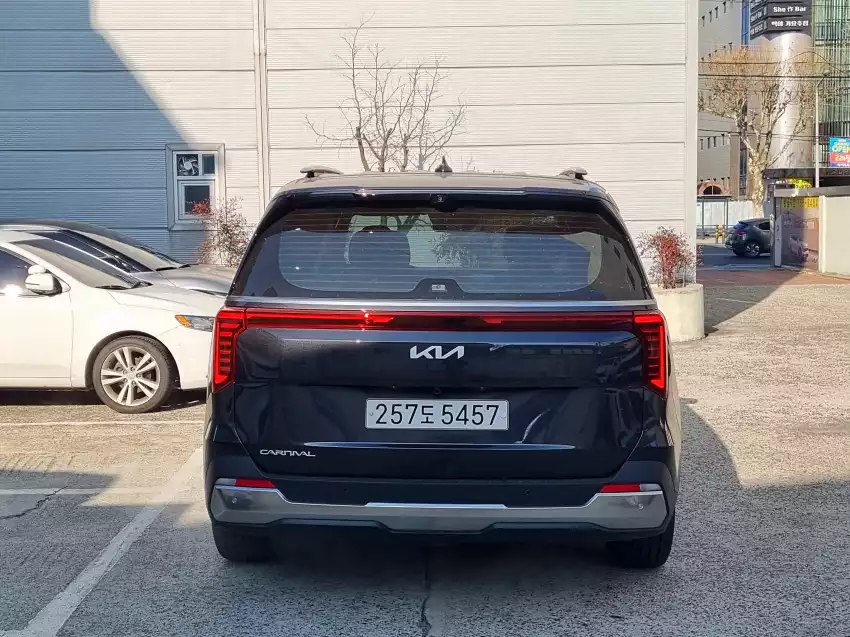 더 뉴 카니발 뒷모습입니다.