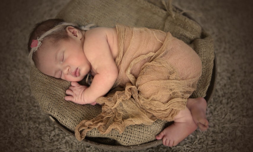 아기가 잠투정 하다가 힘들게 잠든 모습