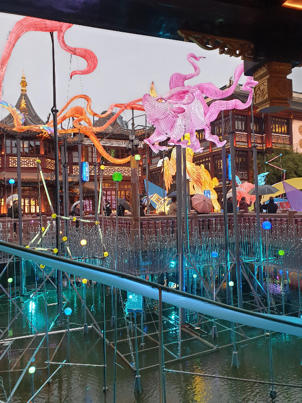 물 위에 조성된 조명 조형물들 1층에서는 옆에 보인다.