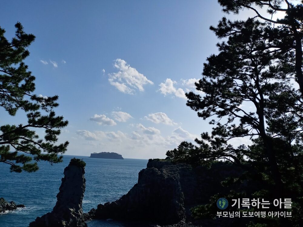 외돌개 바위와 멀리 보이는 섬