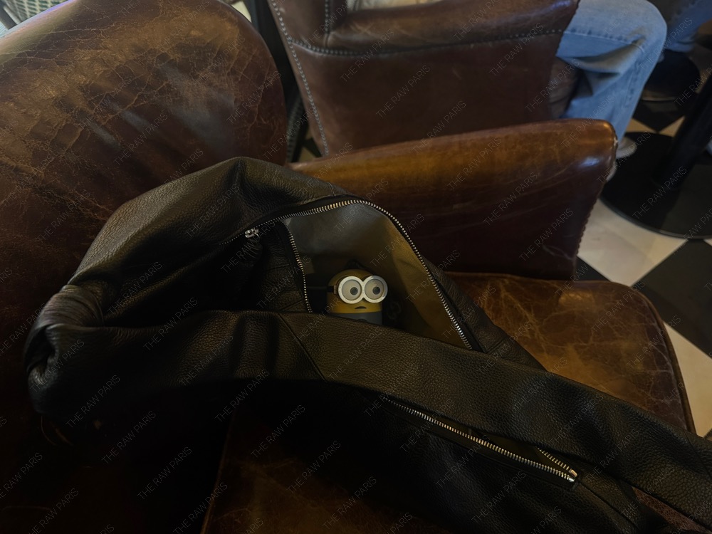 제가 좋아하는 미니언즈 달걀 케이스가 들어가있는 나의 멋스러운 가방. 보부상백에 딱이에요. 온갖 짐을 다 넣을 수 있어서 데일리로 정말 좋아서 만족.