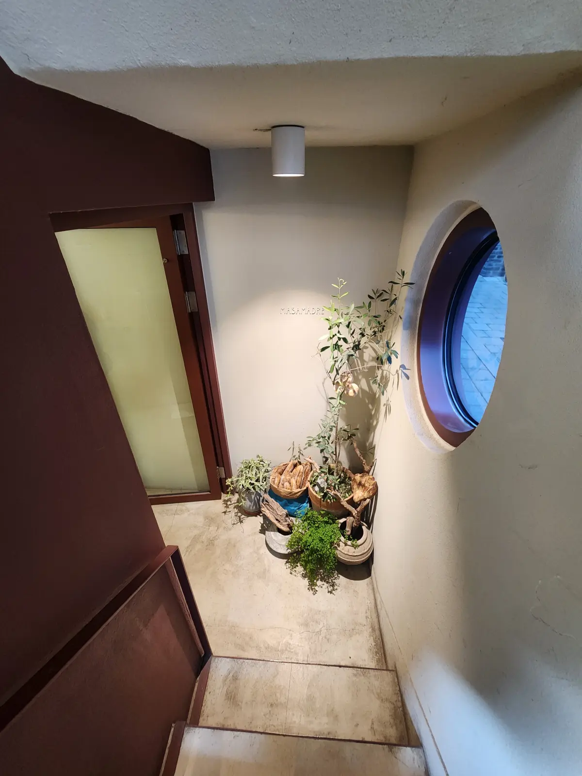 서울-종로-서촌-프랑스-빵-맛집-빵지순례-마사마드레-계단-아래-반지하-매장-입구