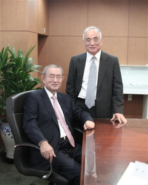 장형진 영풍 고문과 최창걸 고려아연 명예회장이 2013년 서울 강남구 논현동 영풍빌딩 회의실에서 정기 이사회를 마친 뒤 기념 촬영을 하고 있다.