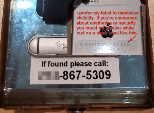 핸드폰 뒤에 핸드폰을 주운 사람이 연락할 번호가 적혀 있다.