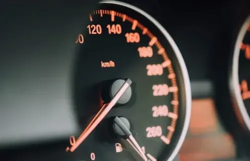 장기렌트차 속도 표지판