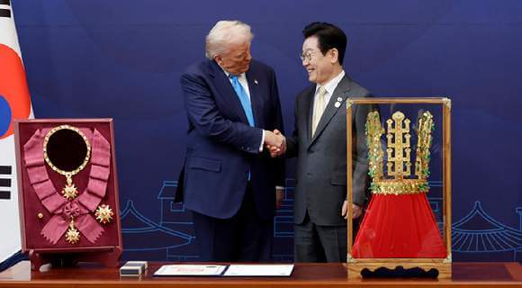 트럼프 무궁화대훈장 수여함