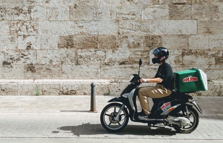 파파존스-오토바이-배달원