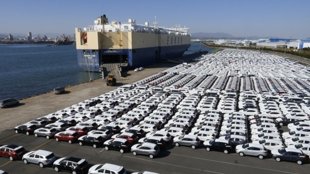 현대자동차가 수출하기 위해 선적하는 모습