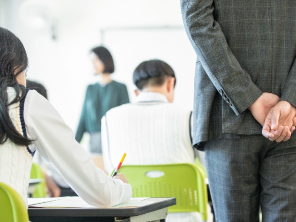 학원에서-공부하는-학생들