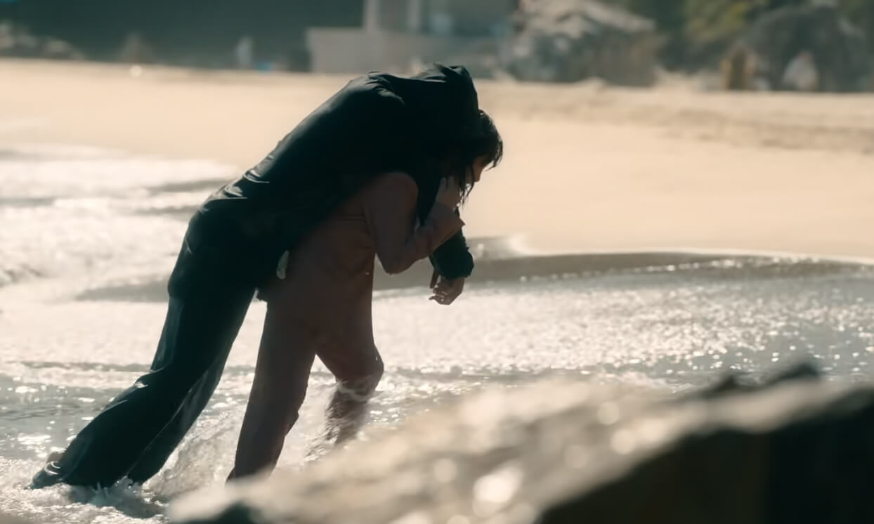 도다해가 복귀주를 물에서 구조하는 모습