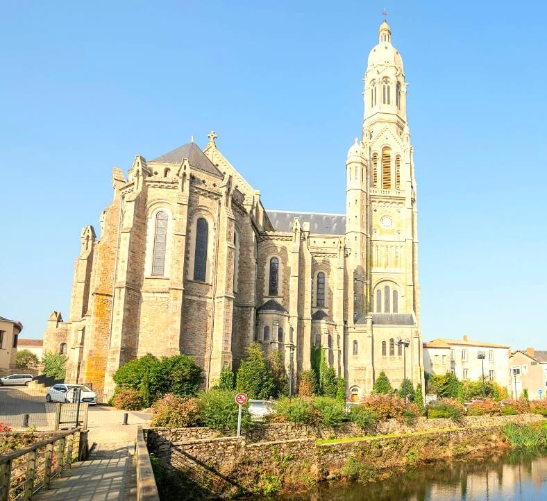 몽포르의 루도비코 성인의 무덤이 있는 성 루도비코 대성당