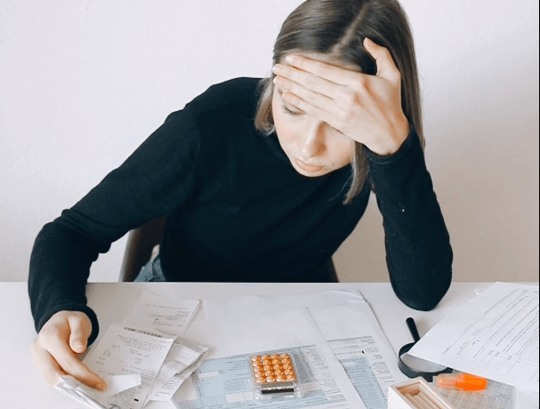 영수증-정리하는-여자