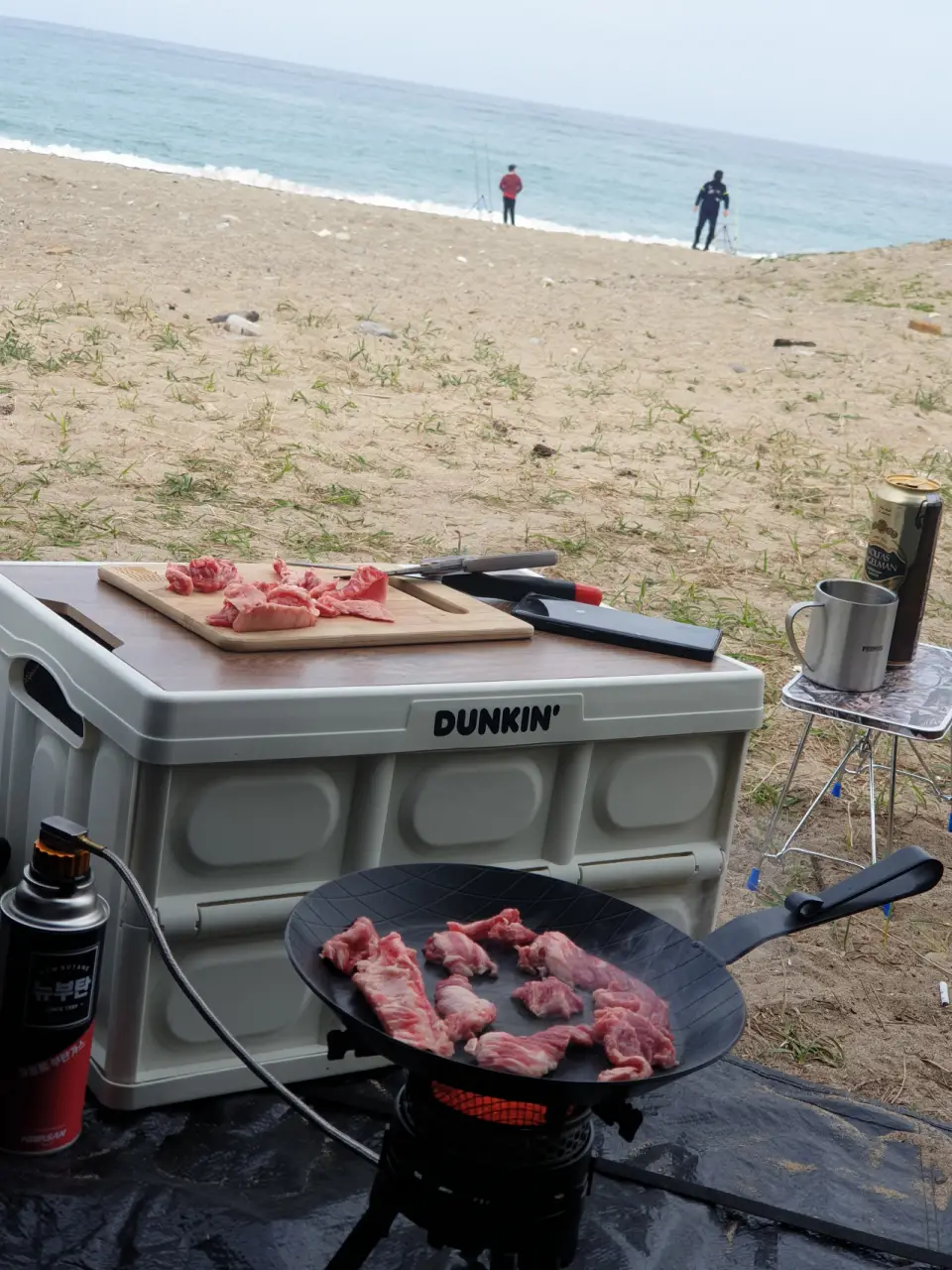 해변가에서-맥주-마시며-요리