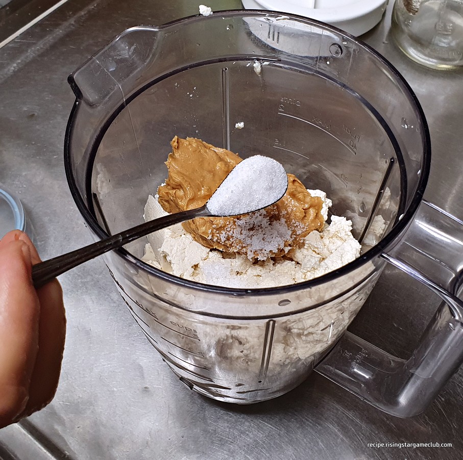 두부로 만드는 간단한 콩국수 국물을 만들 믹서기 통에 설탕 1Ts 넣기