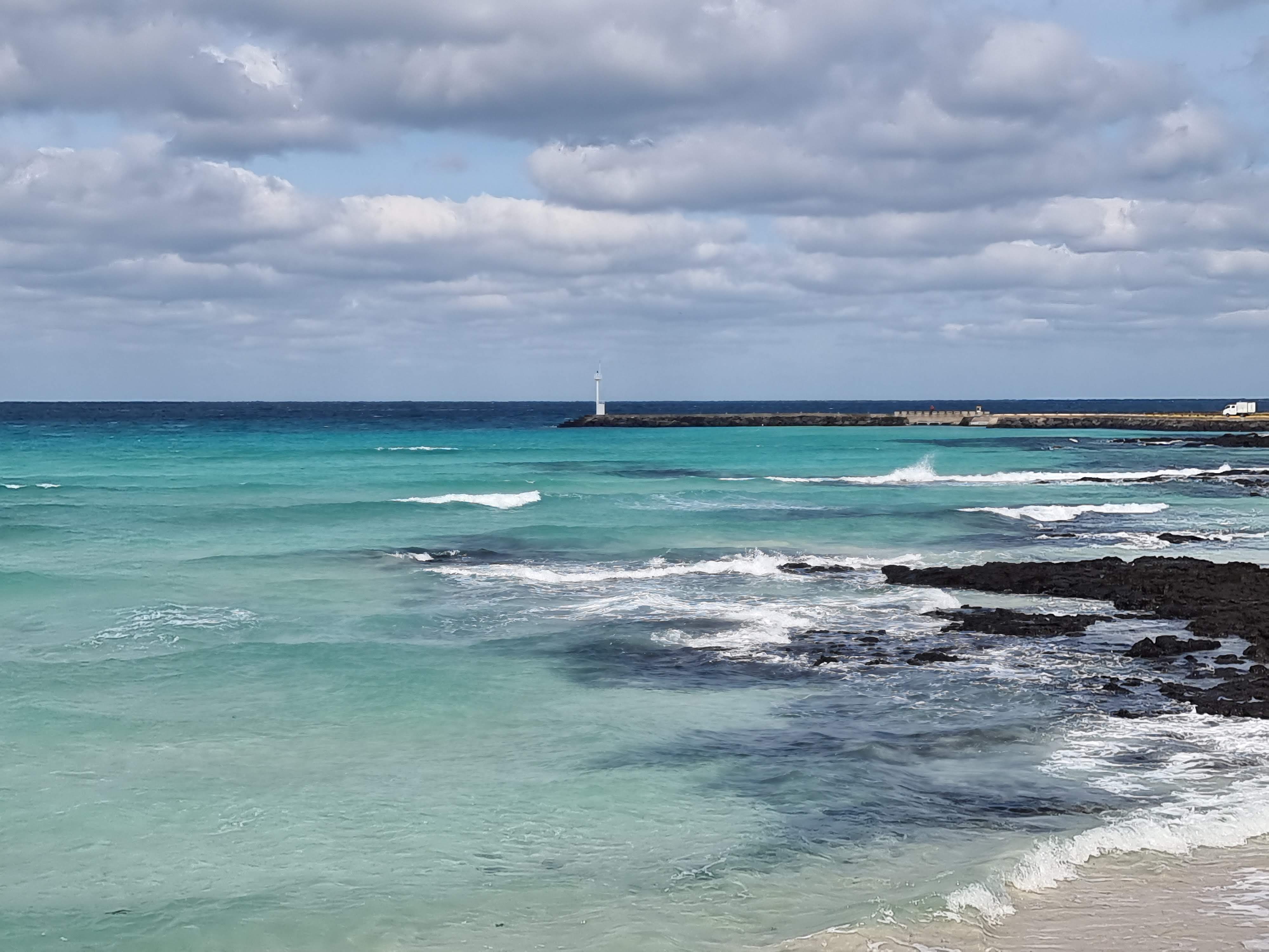 비양도와 함께 펼쳐진 바다의 깊은 색감