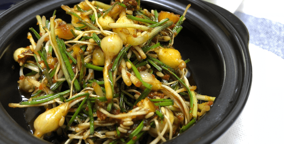 달래 무침이 그릇에 담겨 있다