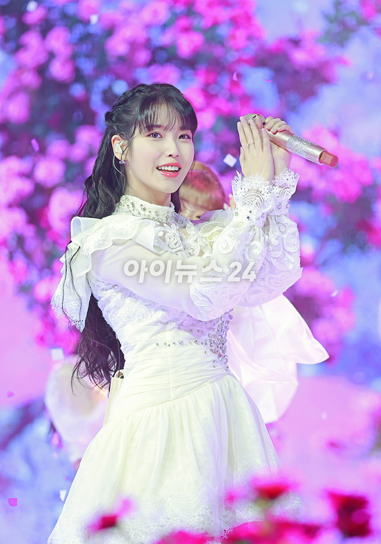 가수 아이유가 4일 오후 온라인 생중계로 진행된 'MMA2021(멜론 뮤직 어워드2021)' 시상식에서 멋진 무대를 선보이고 있다. [사진=멜론뮤직어워드사무국]