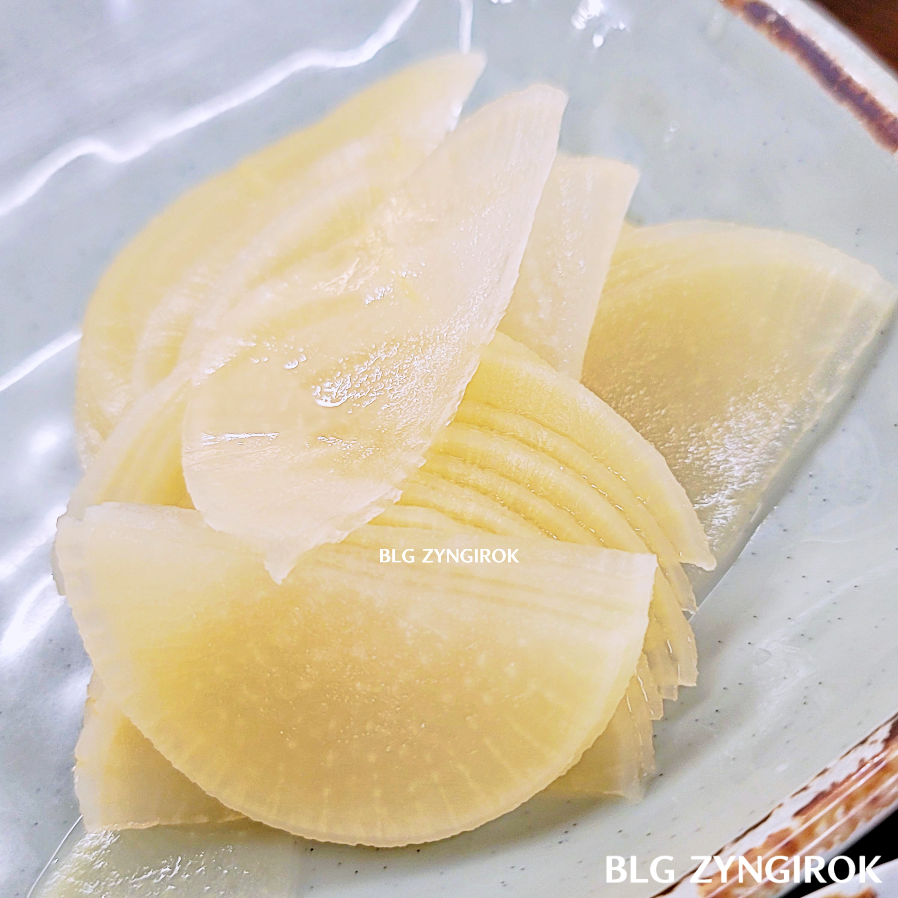 양주 맛집 밀곳 - 밑반찬 단무지 모습이다.