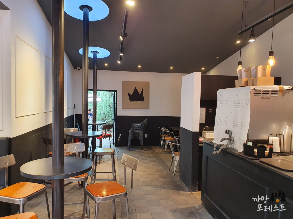 커피 코드 매장 내부