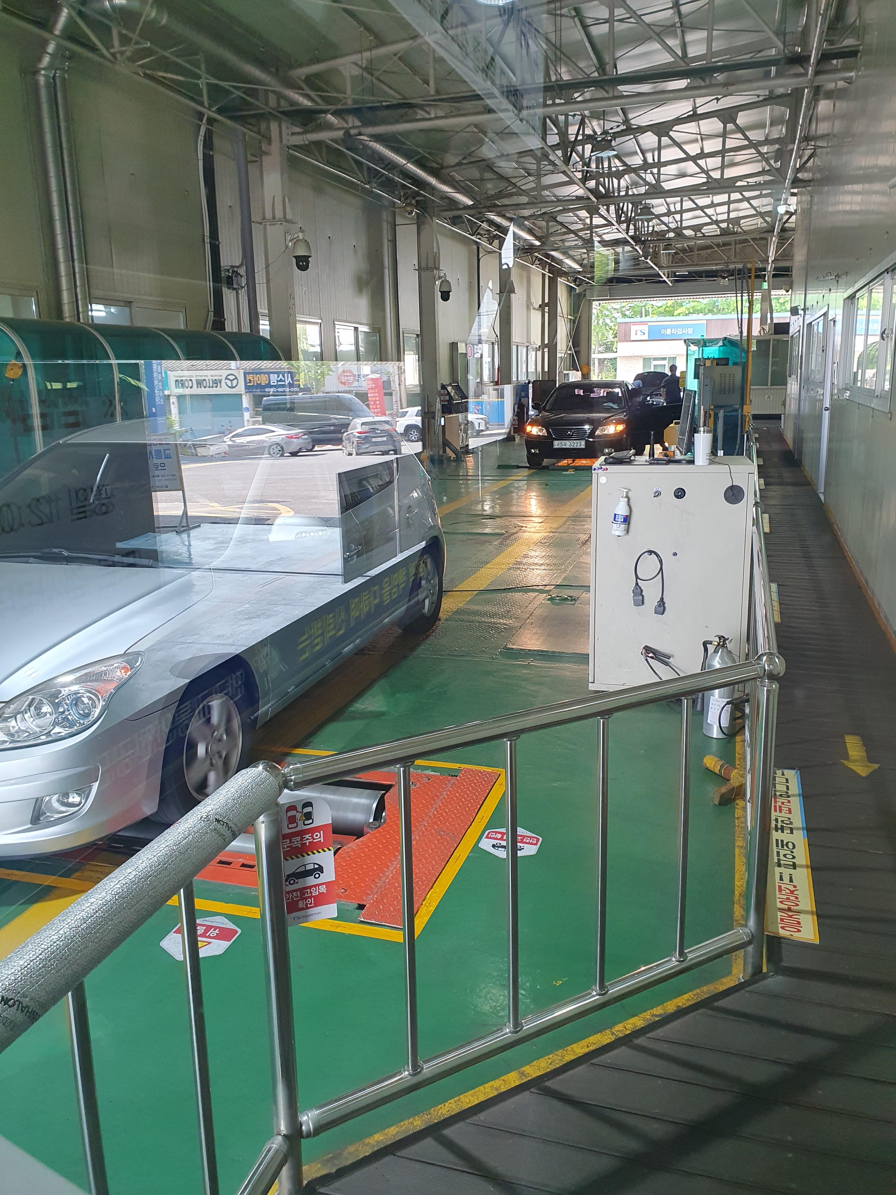 대전 자동차 검사소에서 검사 중인 자동차들