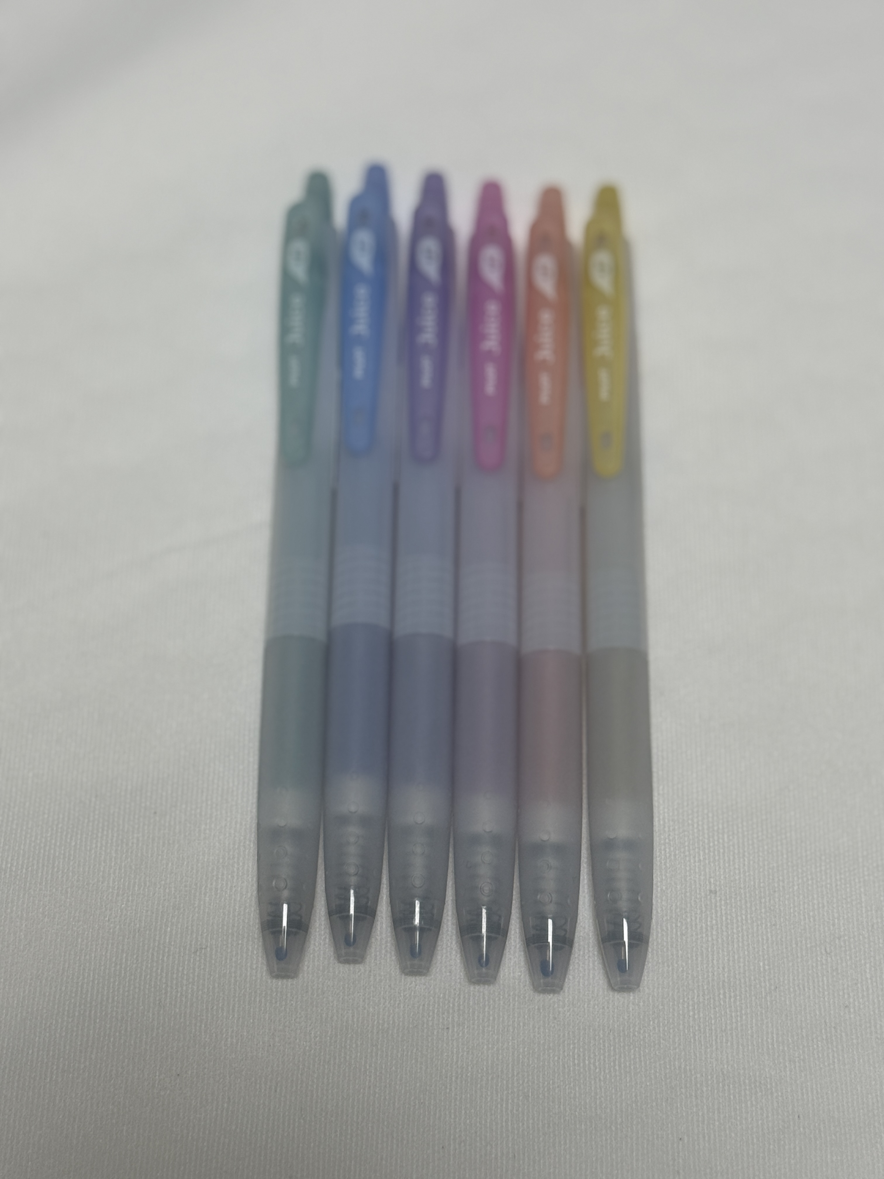 아로마 풀과 형광 볼펜들