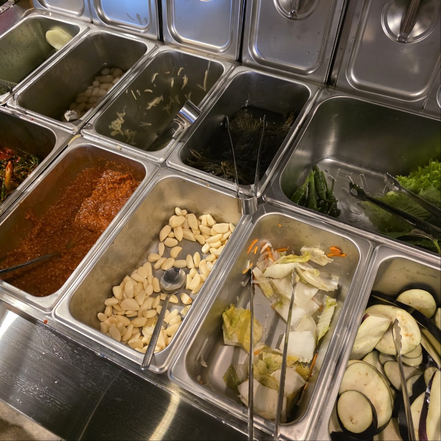 장어구이 셀프바 반찬 코너&amp;#44; 마늘 김치 쌈채소