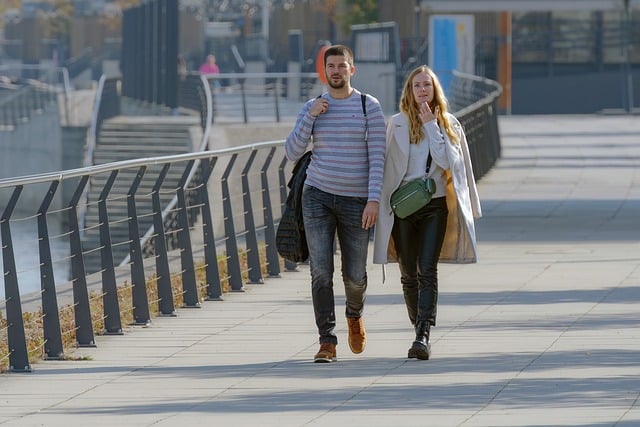 걷고있는 커플