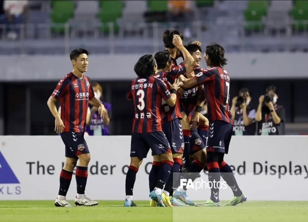 이영준-붉고 파란 세로줄무늬 유니폼을 입은 선수들 8명이 모여서 서로 껴안는 모습