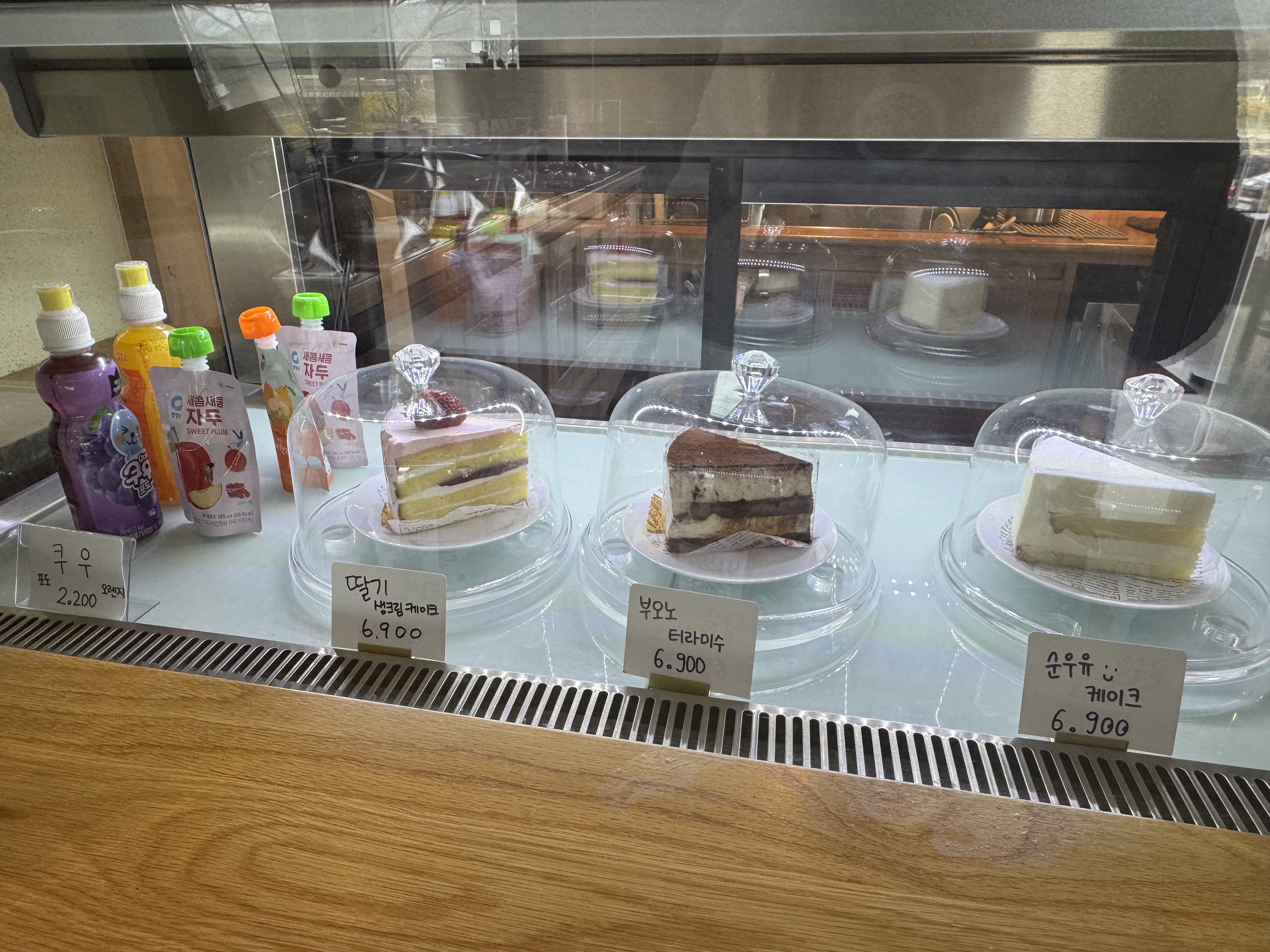 오피먼트 카페 쇼케이스