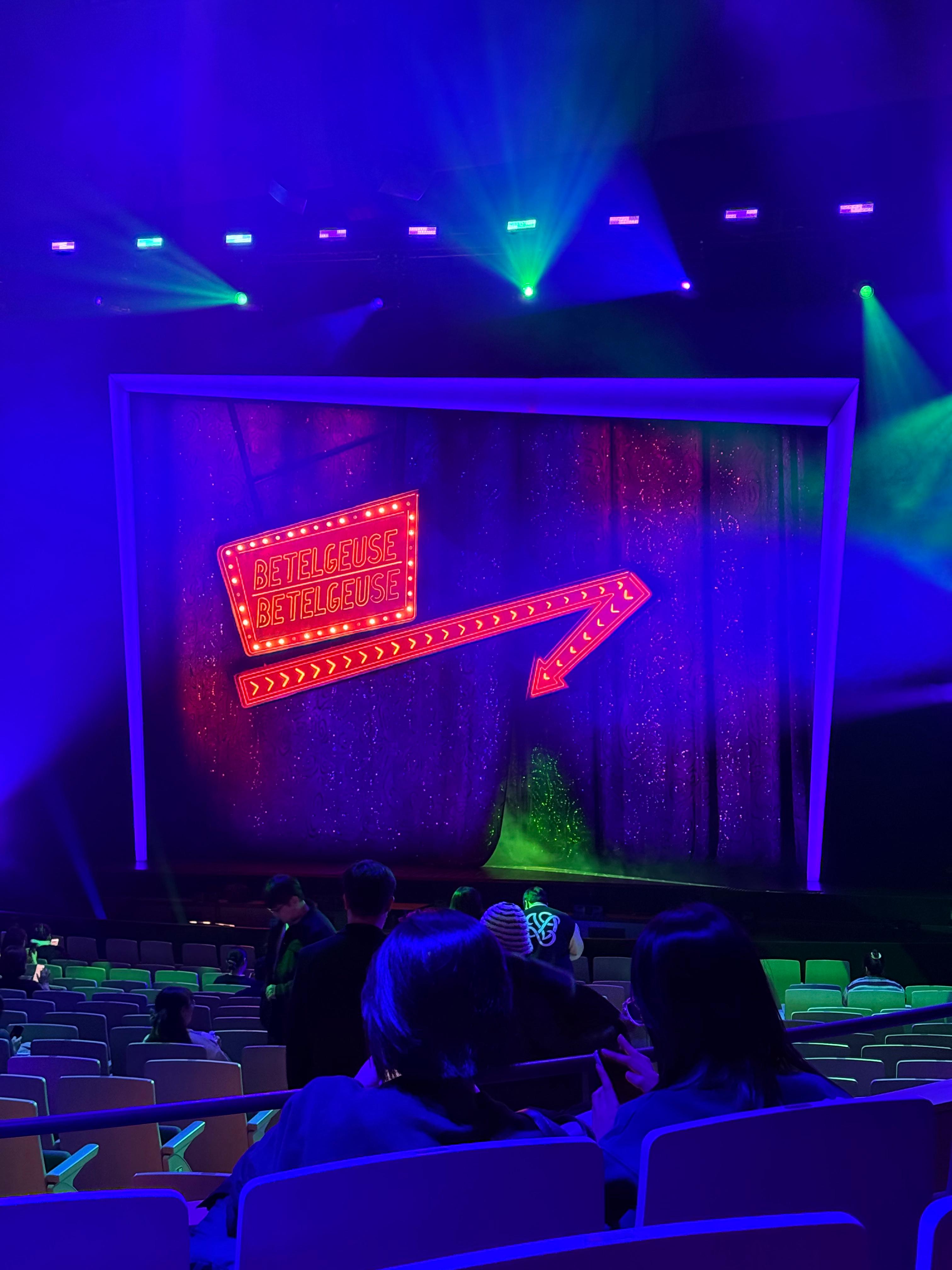 뮤지컬 비틀쥬스 무대