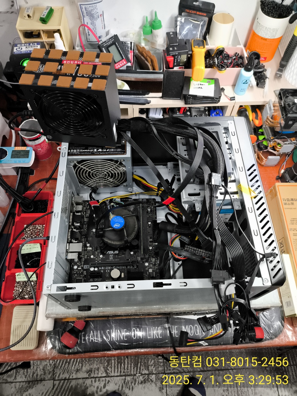 테스트용 파워서플라이 교체 후 화면이 정상적으로 출력되는 모습