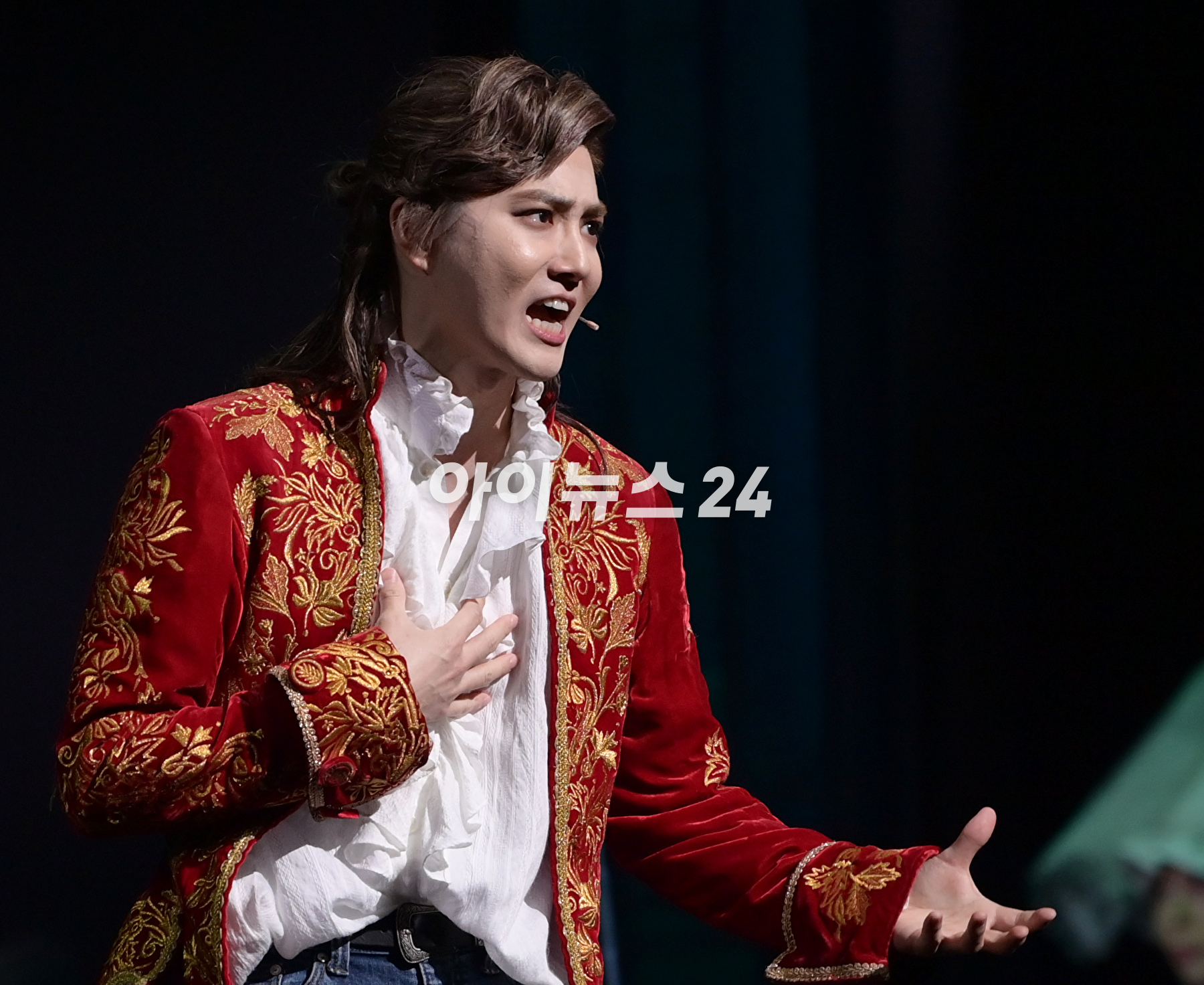 엑소 수호가 20일 오후 서울 종로구 세종문화회관 대극장에서 열린 뮤지컬 '모차르트!' 프레스콜에 참석해 열연하고 있다. [사진=정소희 기자]