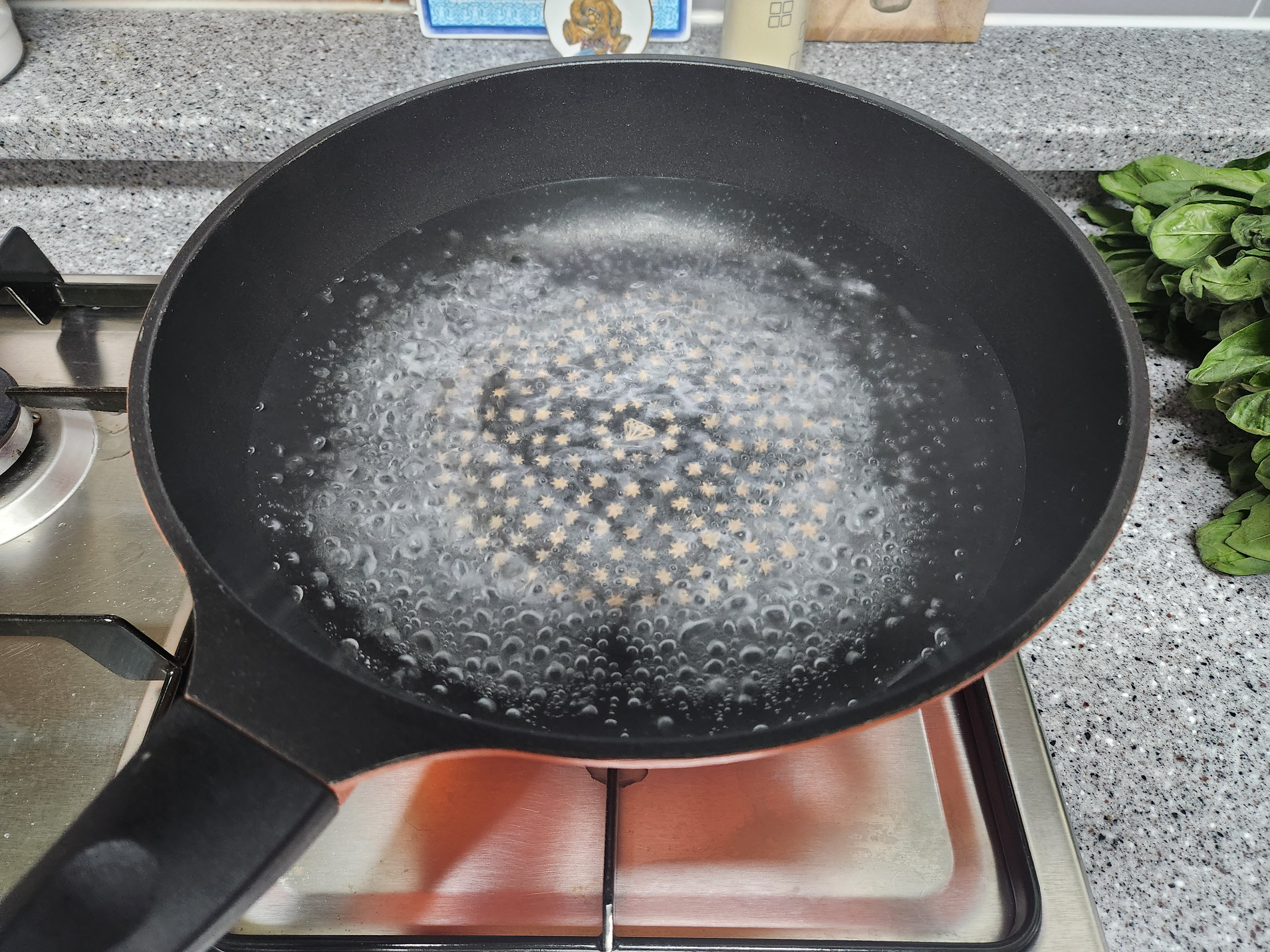 냄비에 물을 끓이는 이미지