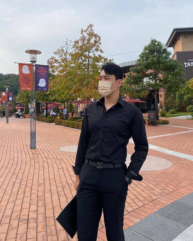 검정색 셔츠 입은 고정우