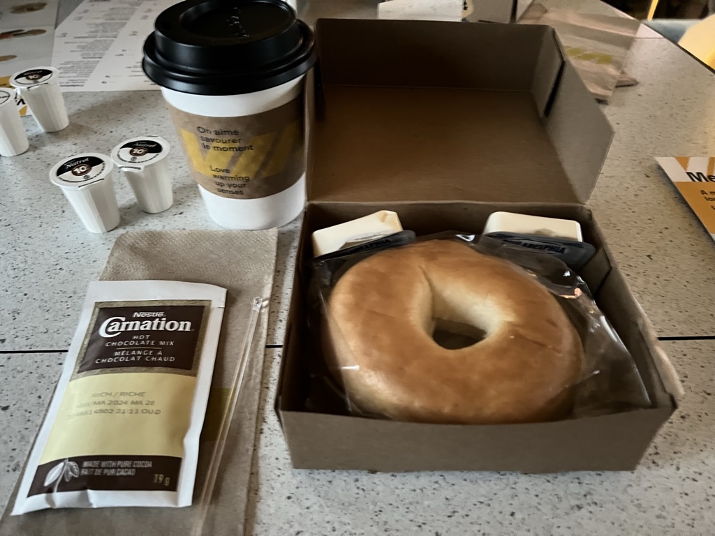 기차에서 산 베이글과 커피 사진