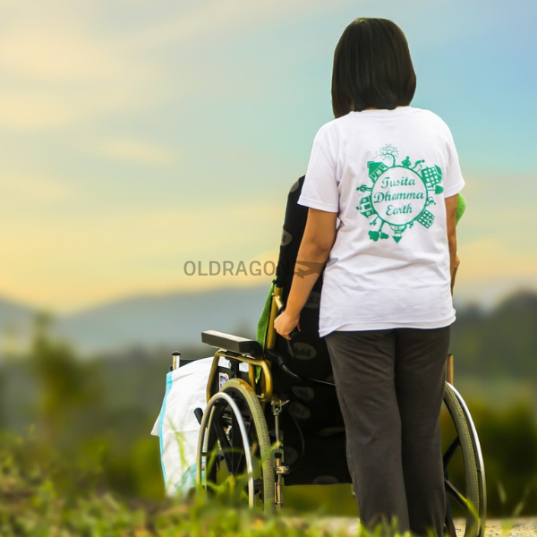 노인을 돌보는 노인요양사 사진