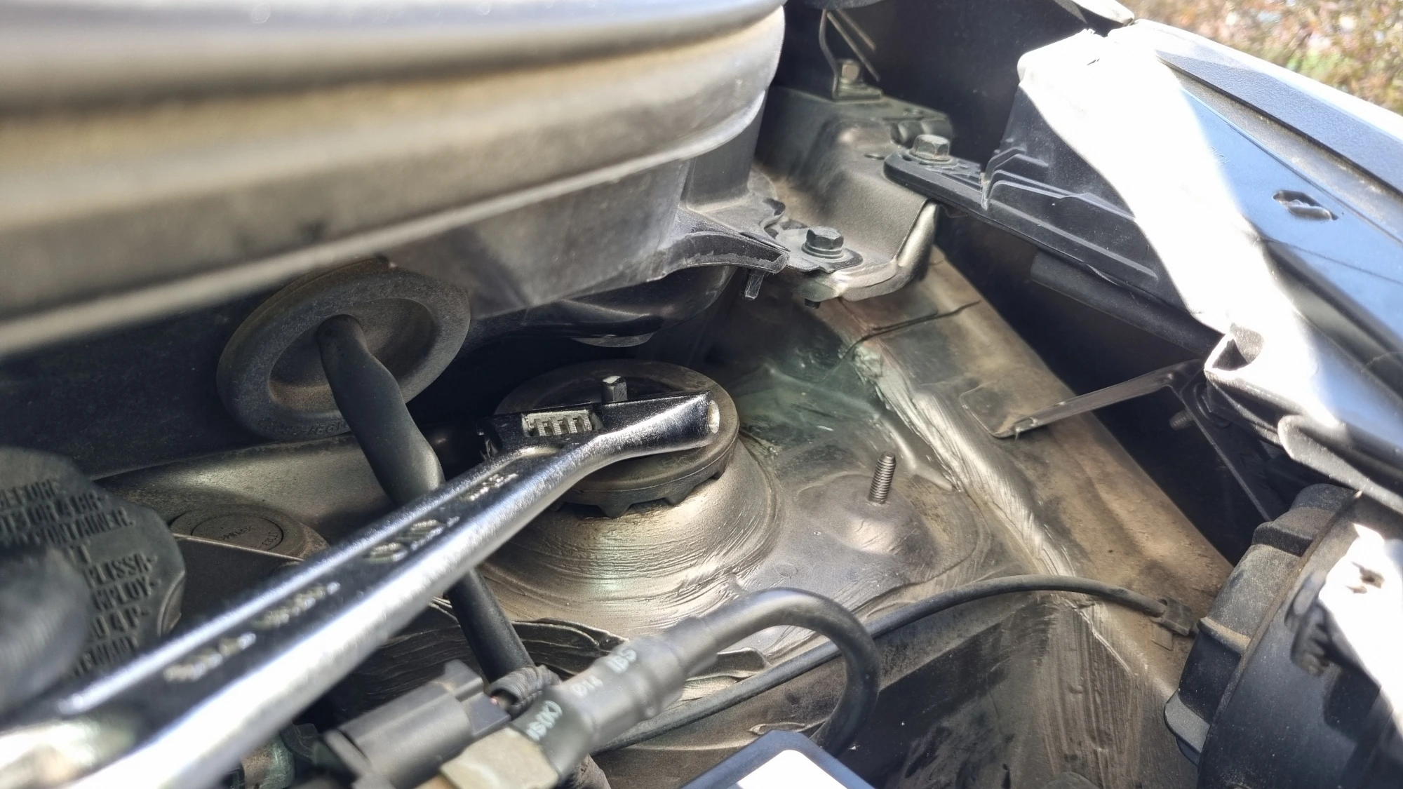 고정 너트 푸는 모습