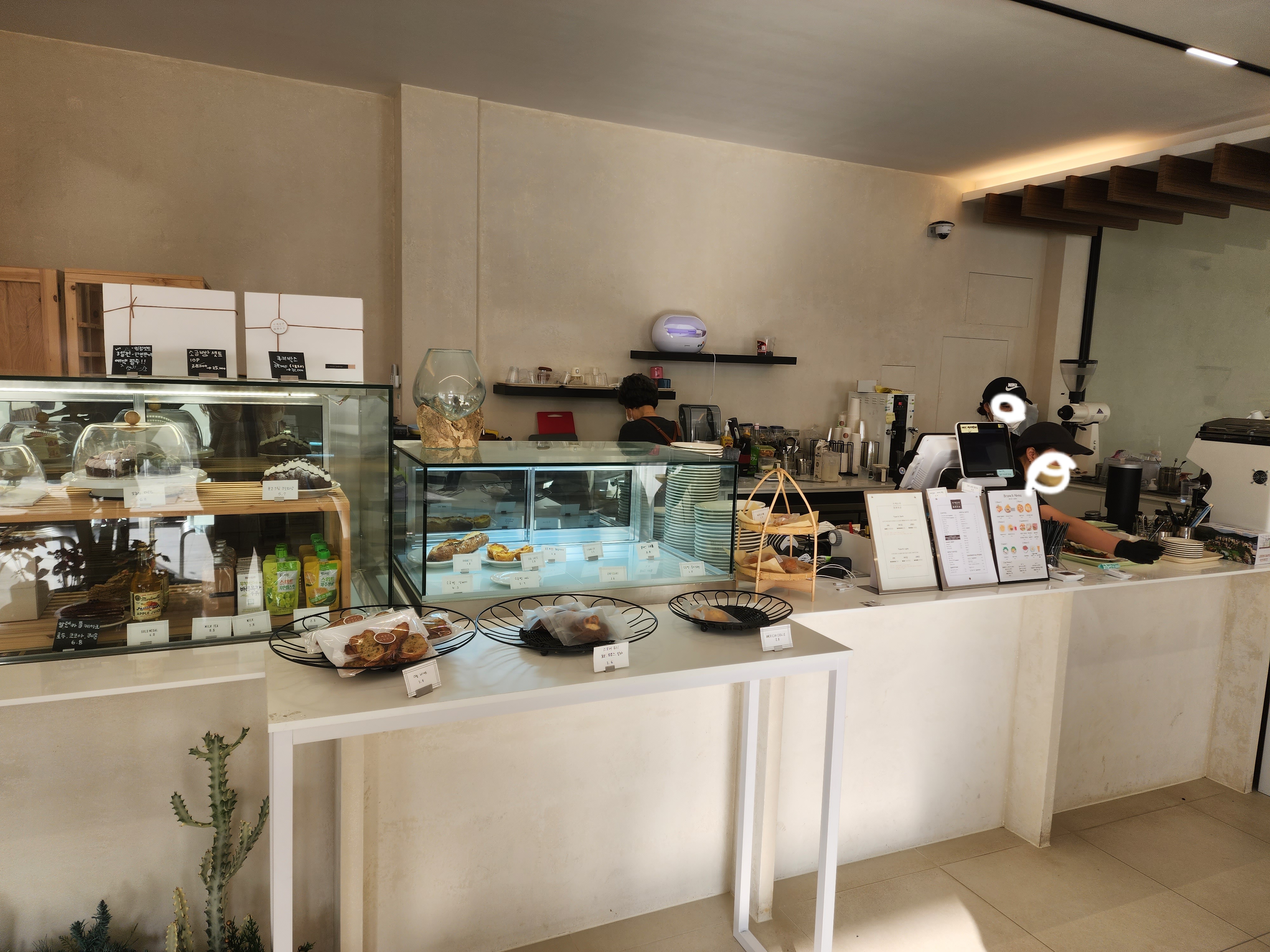 사계공존 카페 카운터